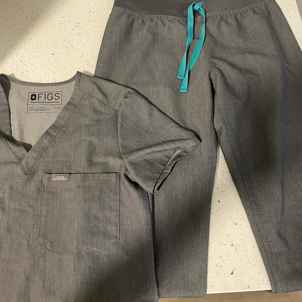 Figs graphite grey set! XXS one pocket Catarina top and XS Livingston bottoms.